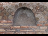 02609 ostia - regio ii - insula ix - aula del gruppo di marte e venere (ii,ix,3) - nische im vorgelagerten laden - decumanus maximus - 09.2022.jpg